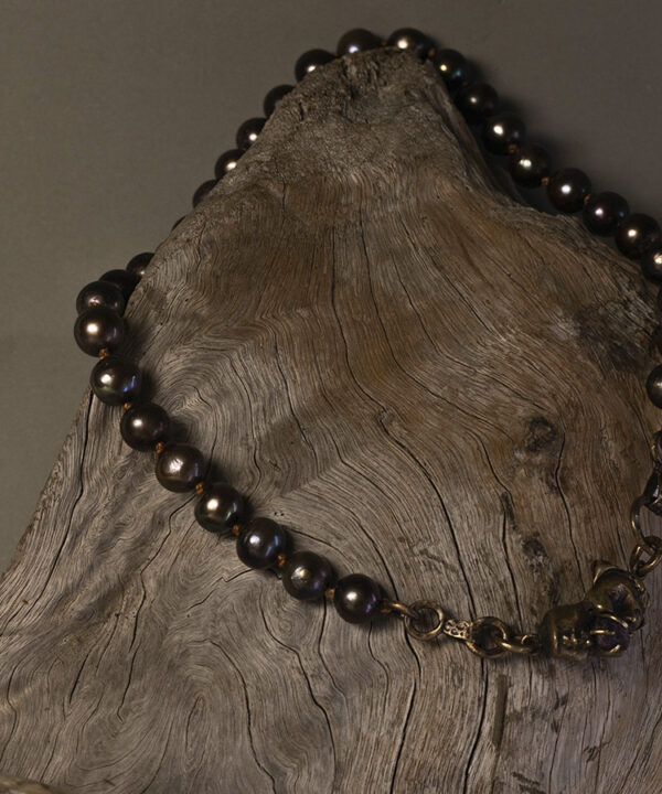 Collar de perlas negras elaborado de manera artesanal, pieza unica, collar Victor en perlas negras
